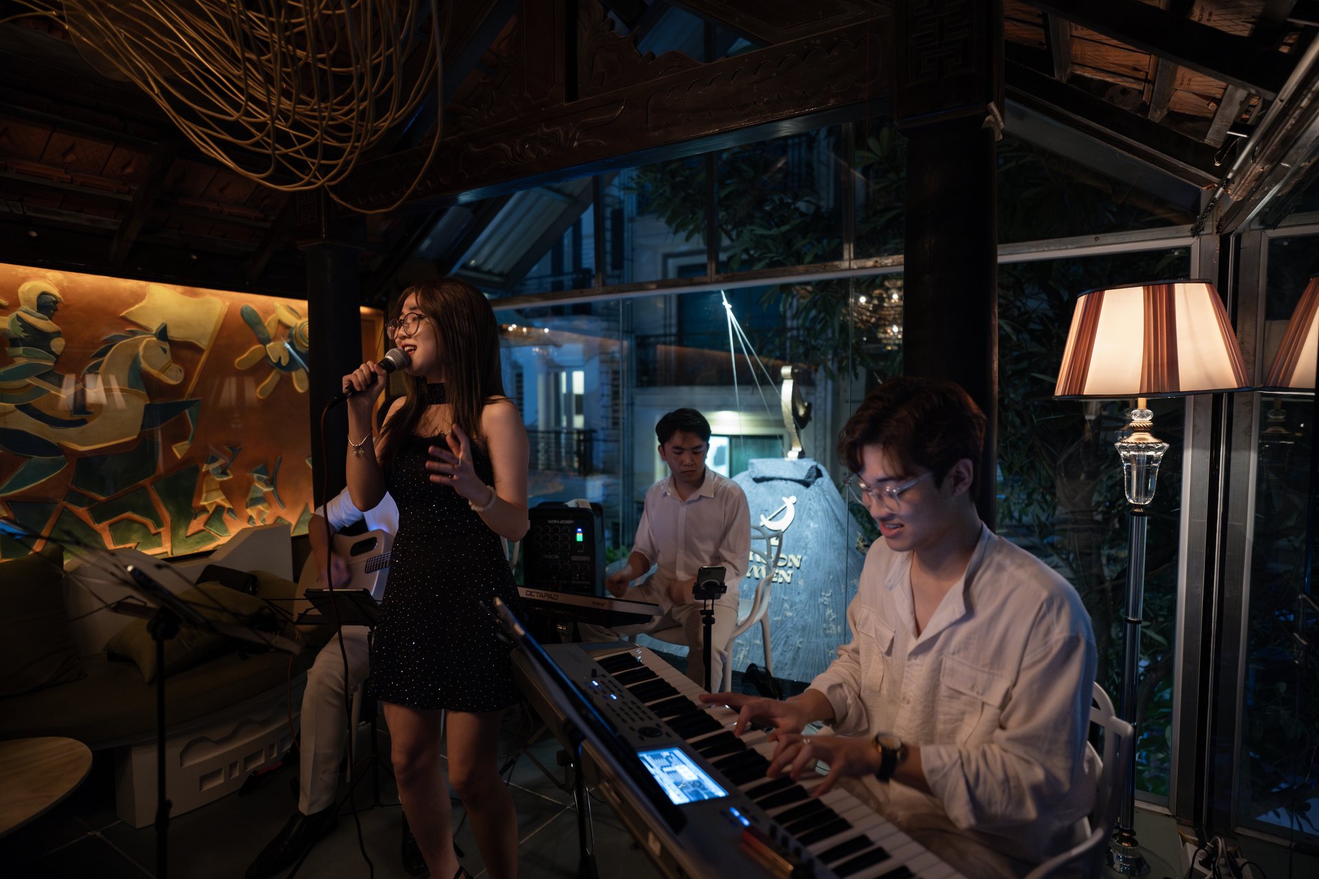 Live music night Moon Men bar Hanoi