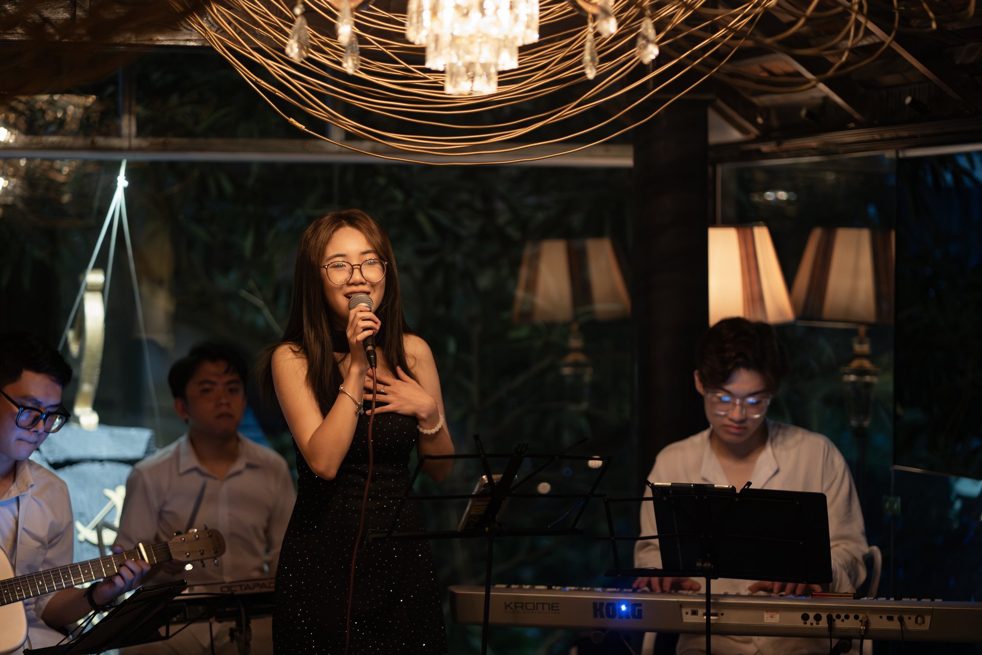 Live music night Moon Men bar Hanoi