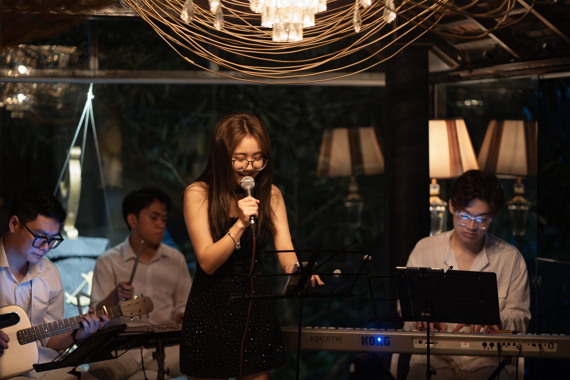Live music night Moon Men bar Hanoi