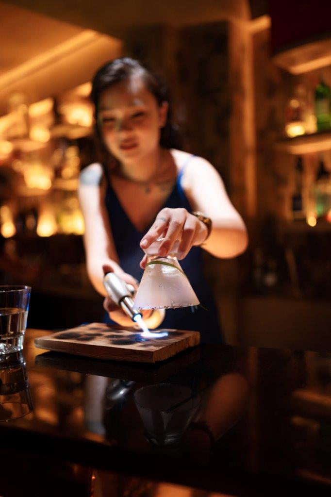 Quyên bartender Moon Men night