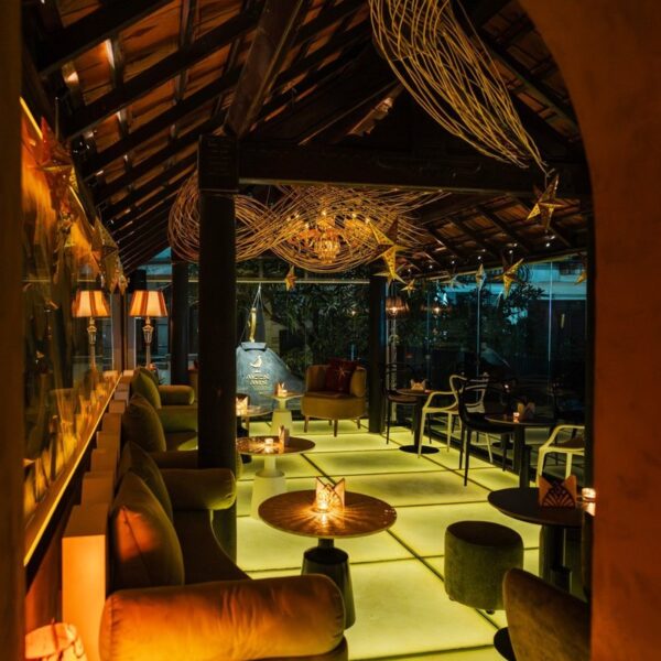 Không gian Moon Men sau Nhà thờ Lớn Hà Nội — The Lounge