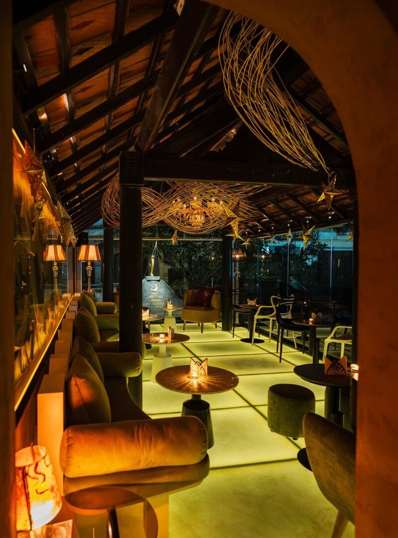 Không gian Moon Men sau Nhà thờ Lớn Hà Nội — The Lounge